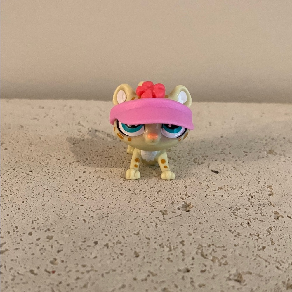 Littlest Pet Shop Cream and Pink Leopard Toy - Picture 3 of 3